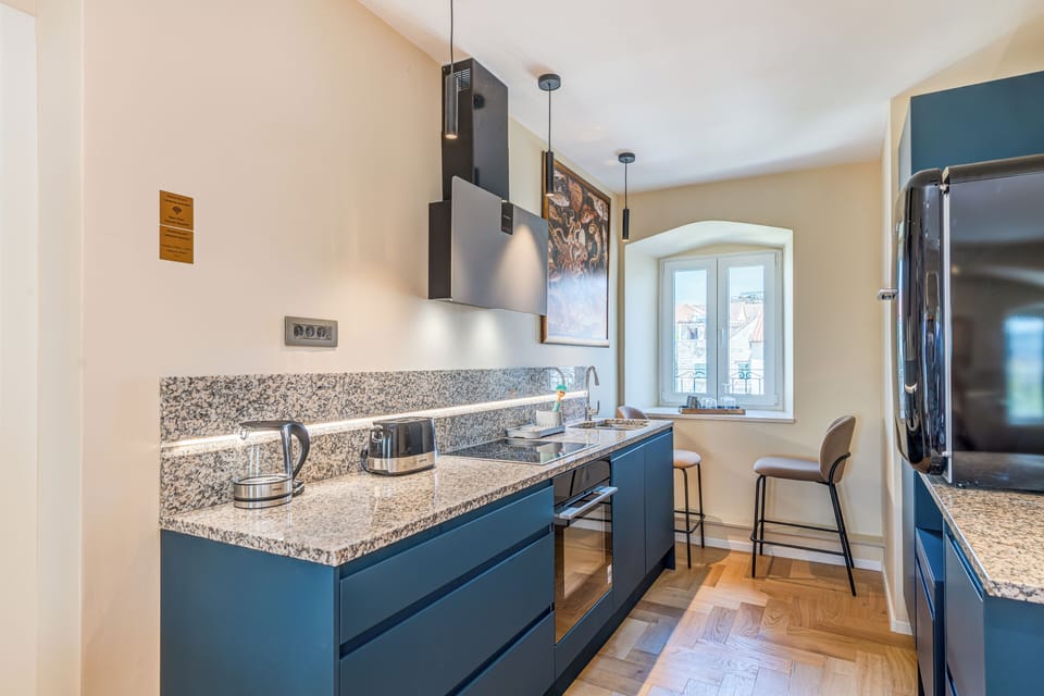 Deluxe Condo | Private kitchen | Electric kettle
