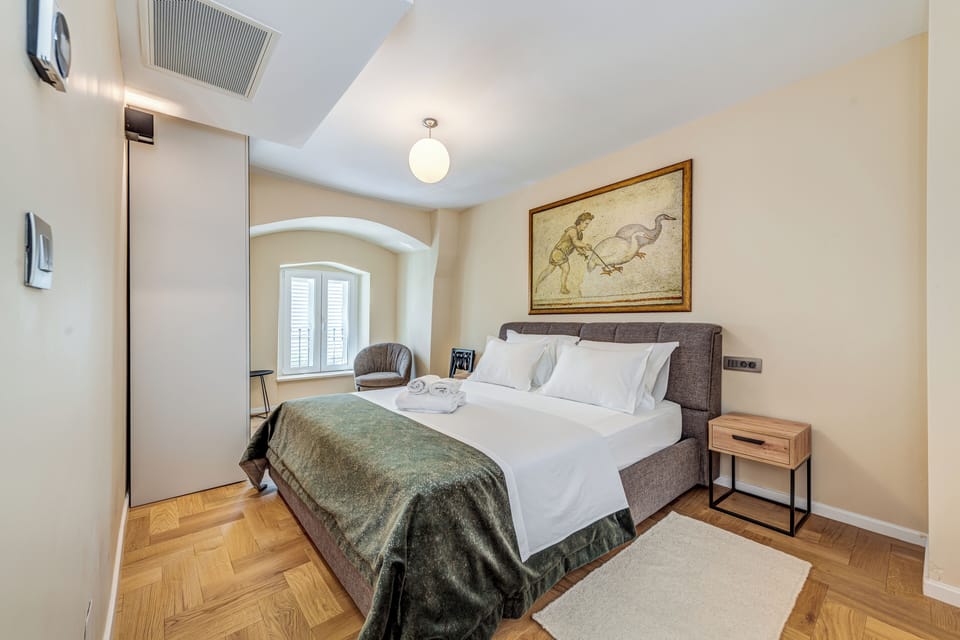 Deluxe Condo | In-room safe, WiFi (free)
