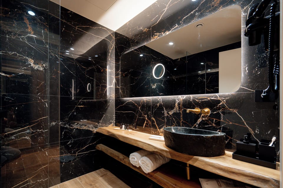 Luxury Suite | Bathroom | Shower, hair dryer, slippers, bidet