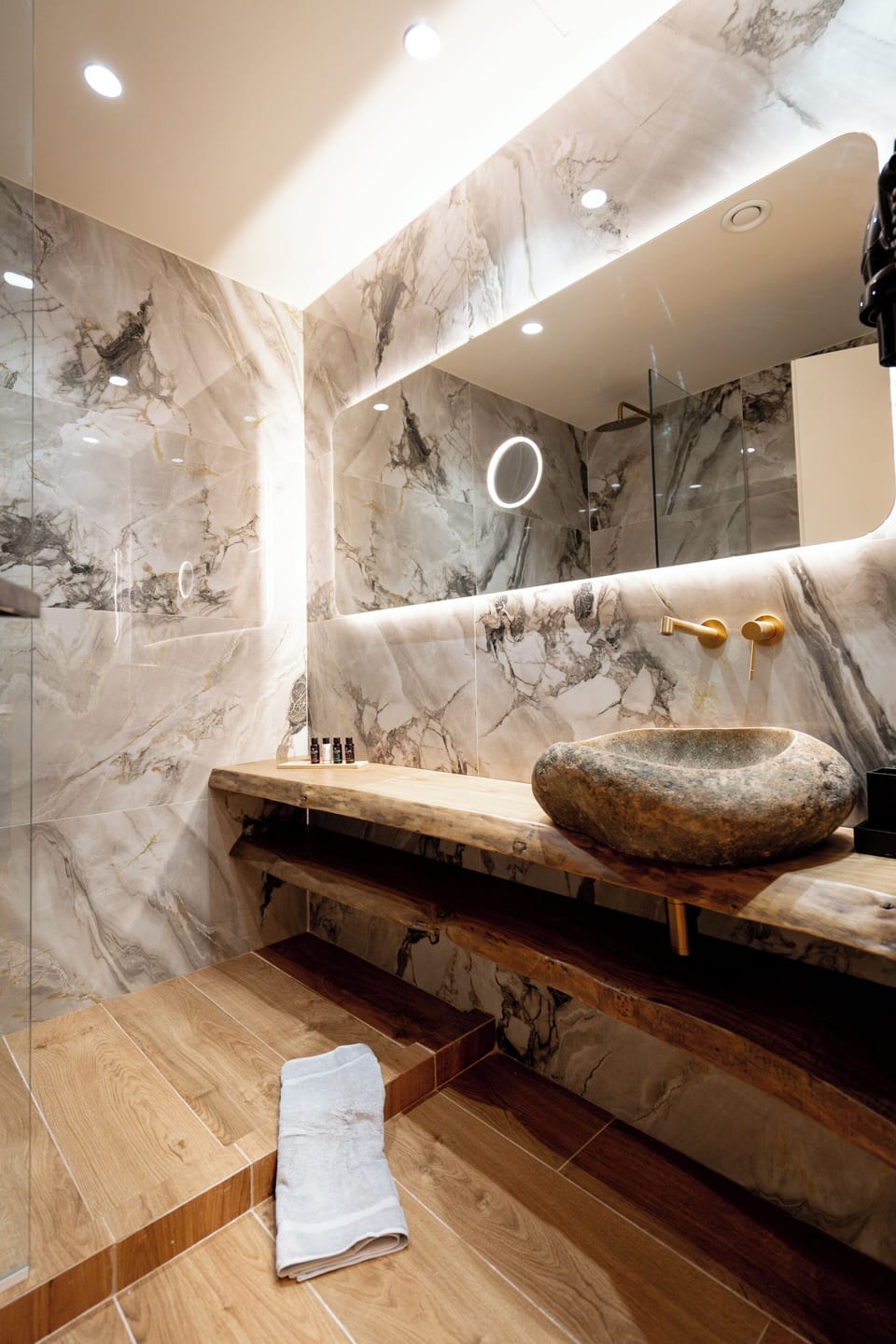 Deluxe Suite | Bathroom | Shower, hair dryer, slippers, bidet