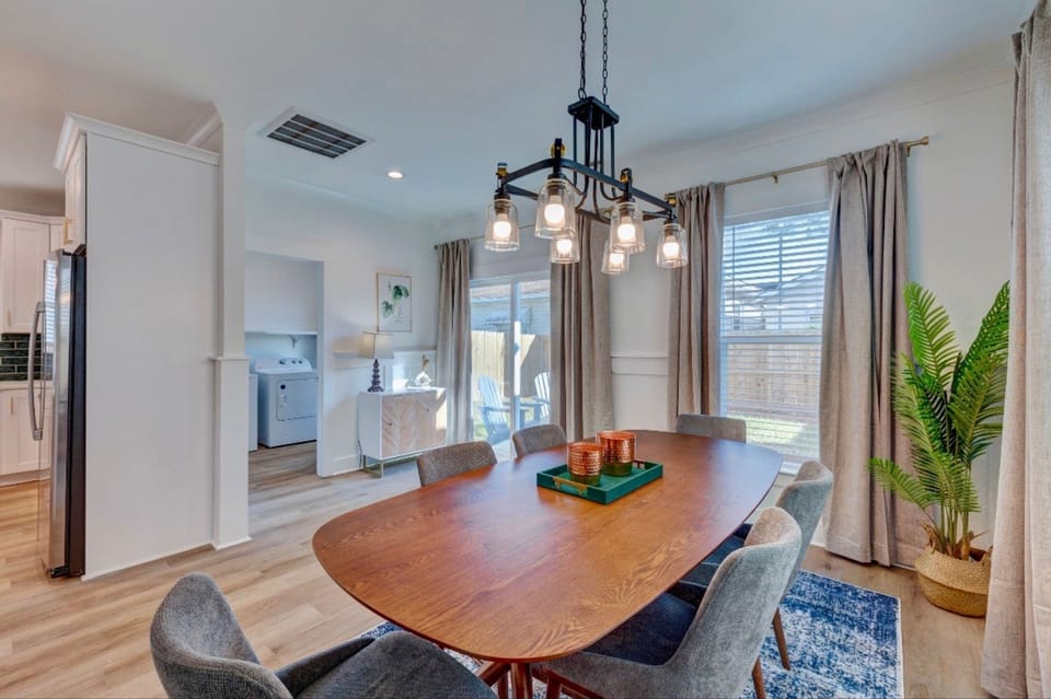 House | 3 bedrooms, desk