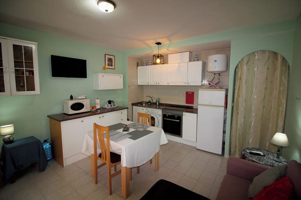 fully stocked kitchen