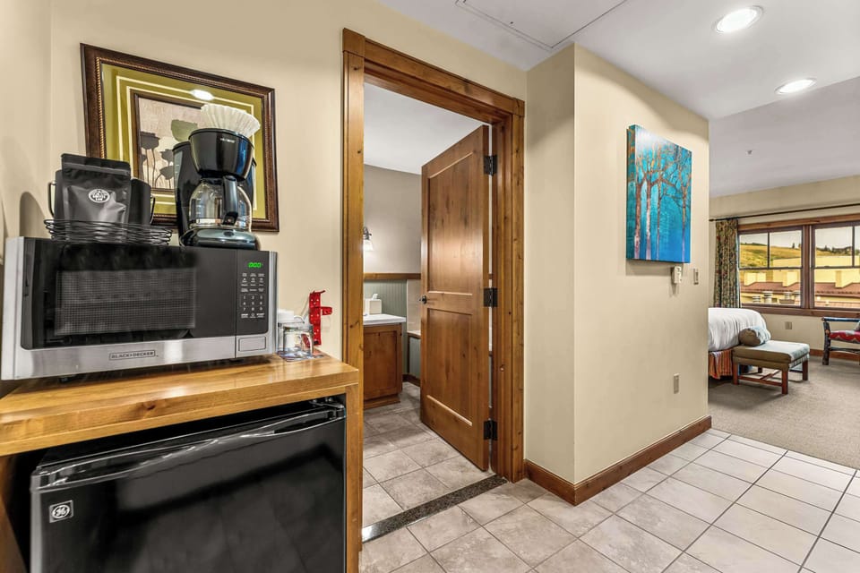 【Kitchenette】Mini fridge, microwave, and coffee maker for the essentials