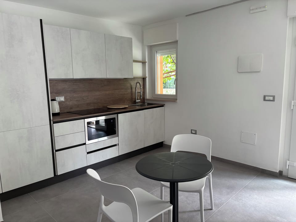 Full-size fridge, microwave, stovetop, dishwasher