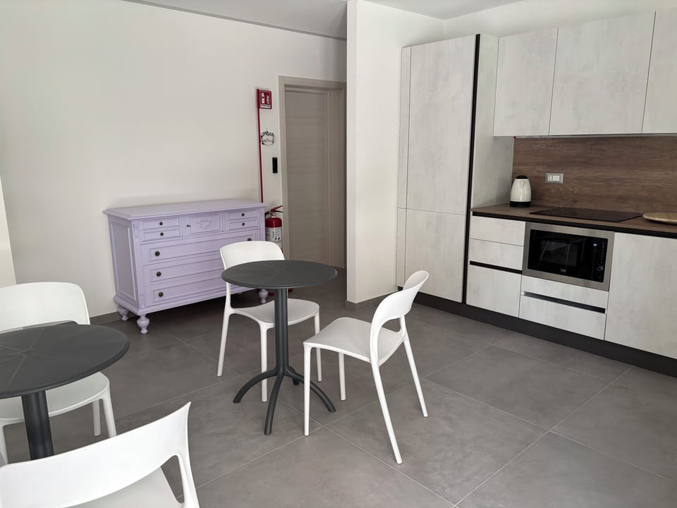 Full-size fridge, microwave, stovetop, dishwasher