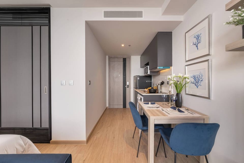 Condo, 2 Bedrooms, Accessible, Smoking | Dining room