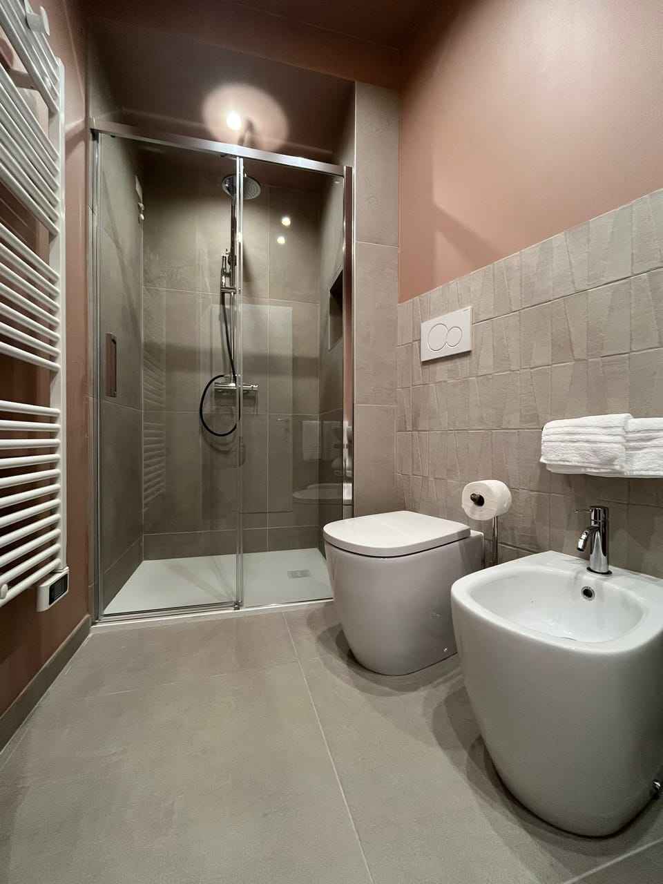Standard Double Room | Bathroom | Shower, rainfall showerhead, free toiletries, hair dryer