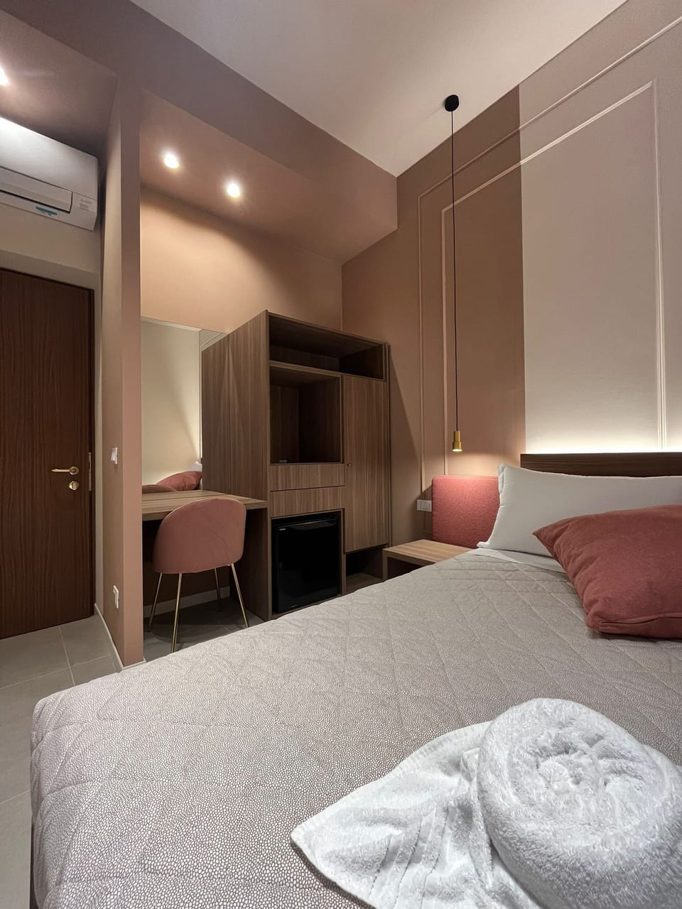 Standard Double Room | In-room safe, desk, laptop workspace, blackout drapes