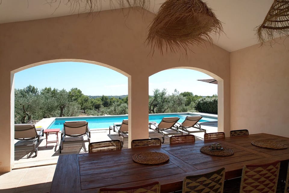 Holiday rental MOURIES, Luxury villa to rent with all comforts overlooking the Alpilles. Book online with Plaisirs & Maisons de Provence