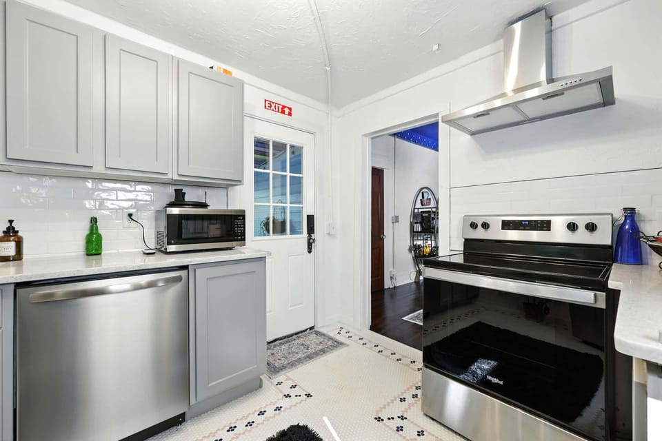 House, Multiple Beds, Patio, Garden View (Periwinkle Perch) | Private kitchen | Fridge, microwave, oven, stovetop