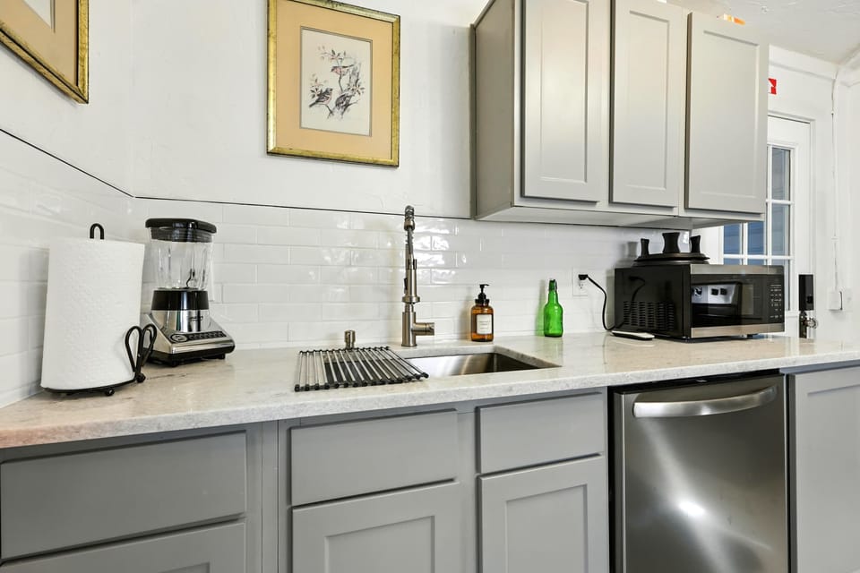 House, Multiple Beds, Patio, Garden View (Periwinkle Perch) | Private kitchen | Fridge, microwave, oven, stovetop