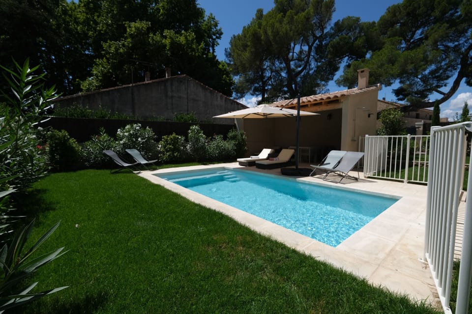 Holiday rentals in MOURIES, Alpilles, Provence. Air-contionning villa for rent with pool all facilities, 4 bedrooms, 8 people. Book online with Plaisirs & Maisons de Provence. 