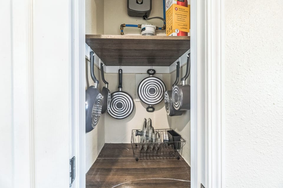 Full-size fridge, microwave, oven, stovetop