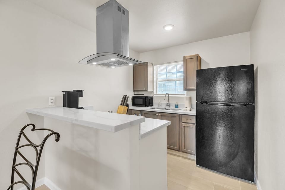 Full-size fridge, microwave, oven, stovetop