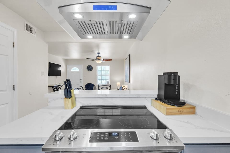 Full-size fridge, microwave, oven, stovetop