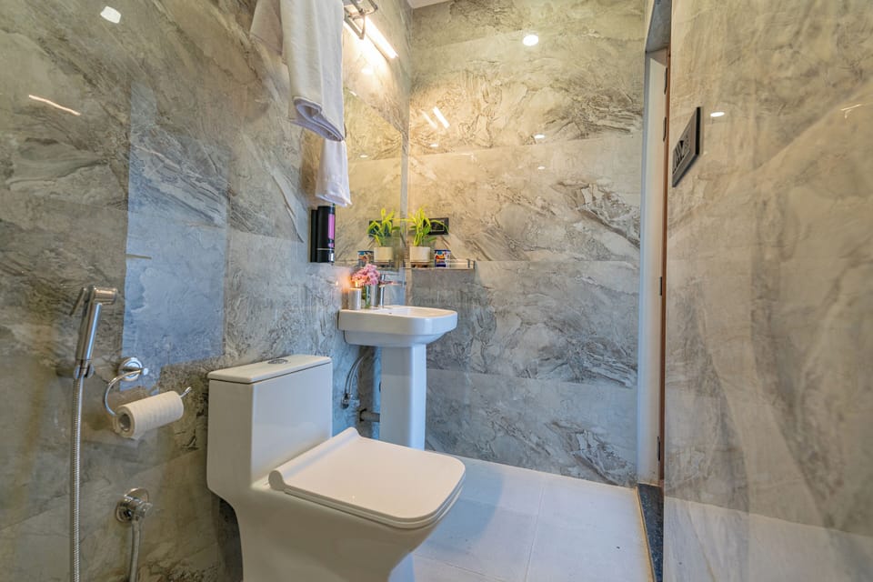 Deluxe Room with Balcony | Bathroom | Shower, towels, shampoo, toilet paper
