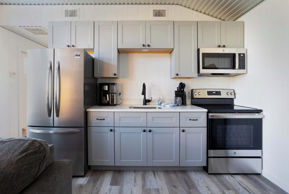 House, Multiple Beds, Hot Tub, Garden View (Bison View) | Private kitchen | Coffee/tea maker, fridge, microwave, oven