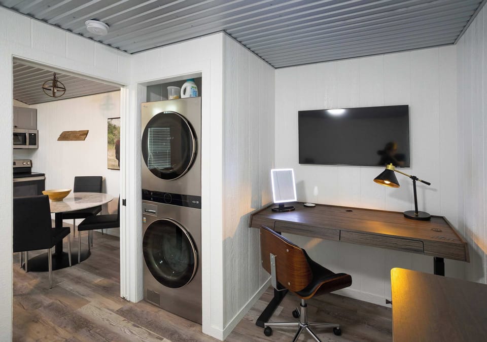 House, Multiple Beds, Hot Tub, Garden View (Bison View) | Laundry