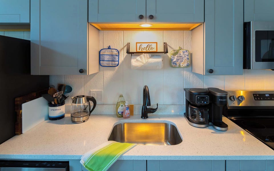 Cabin, Multiple Beds, Kitchen, Garden View (Shady Grove) | Private kitchen | Coffee/tea maker, fridge, microwave, oven