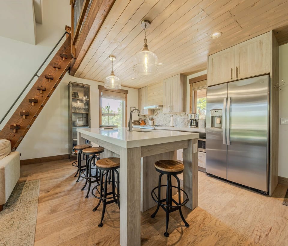 House, Multiple Beds, Hot Tub, Mountain View (Cottage on the 10th Tee) | Private kitchen | Fridge, microwave, oven, stovetop