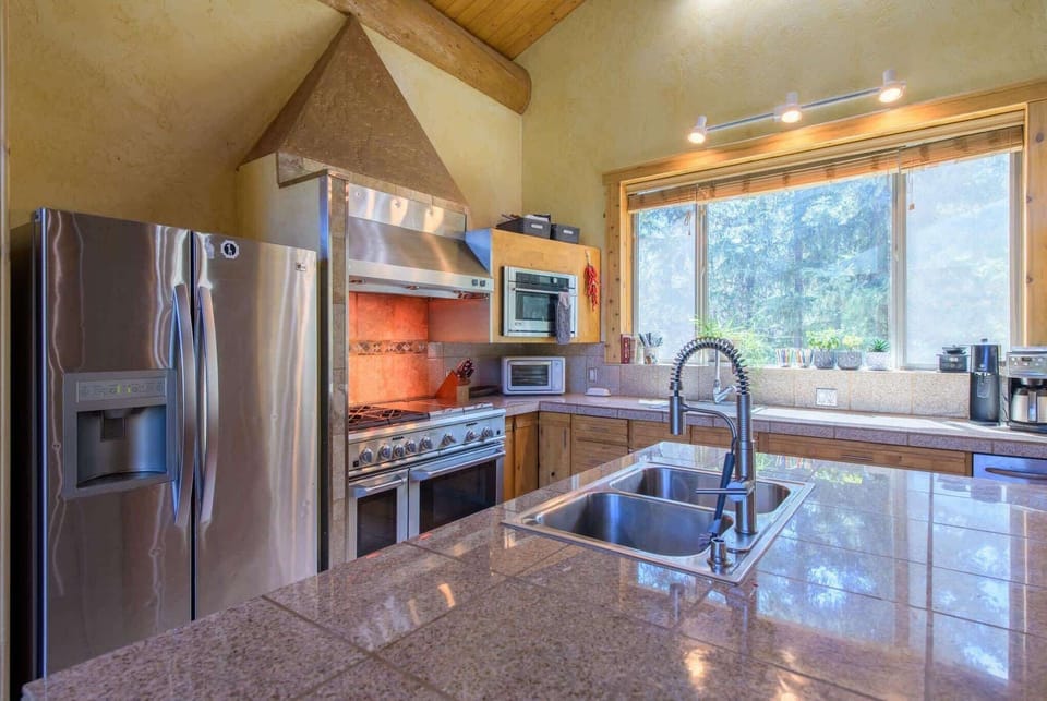 House, Multiple Beds, Patio, Mountain View (Therriault Pass Sanctuary) | Private kitchen | Fridge, microwave, oven, stovetop