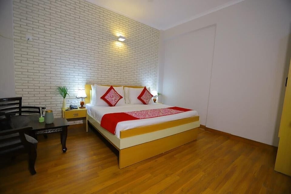 Deluxe Double Room | Egyptian cotton sheets, premium bedding, desk, laptop workspace