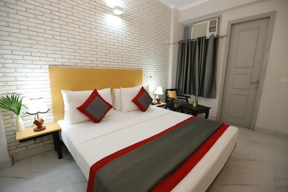 Deluxe Double Room | Bathroom | Shower, rainfall showerhead, free toiletries, slippers