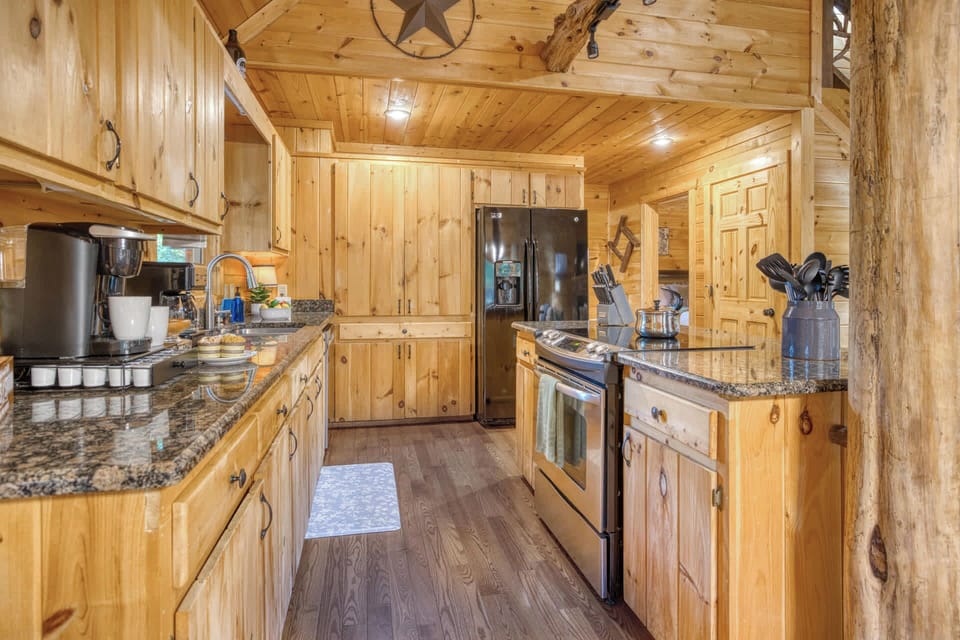 Fully equipped kitchen - dishwasher, microwave, refrigerator, stove/oven