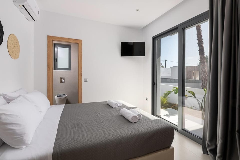 Double bedroom with en suite bathroom and A/C