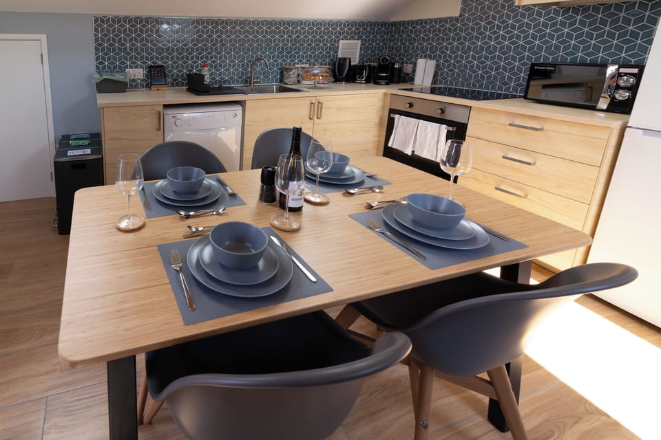 Superior Cottage, Ensuite (The Studio Cheddar) | Private kitchen | Fridge, microwave, oven, dishwasher