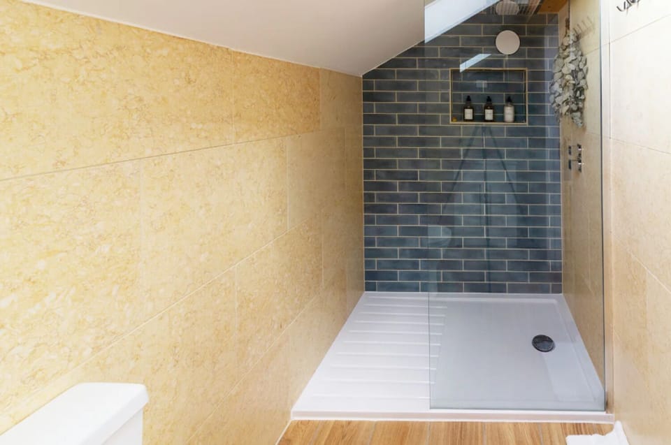 Superior Cottage, Ensuite (The Studio Cheddar) | Bathroom | Shower, rainfall showerhead, eco-friendly toiletries, hair dryer