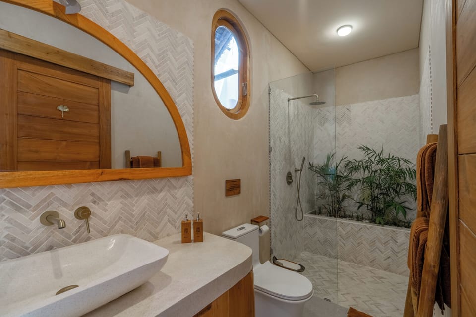 Comfort Double or Twin Room | Bathroom | Shower, rainfall showerhead, hair dryer, towels
