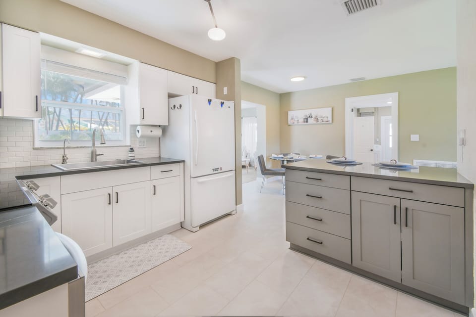 Fully stocked kitchen with all of your cooking needs 