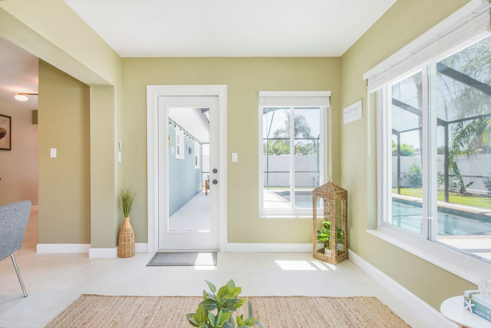Nook room with a pool view - great for relaxing