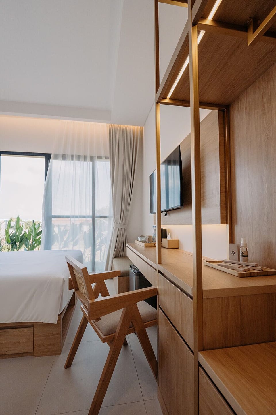 Desk, free WiFi, bed sheets