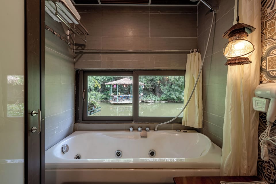 Bungalow Double Room | Bathroom | Shower, hydromassage showerhead, free toiletries, hair dryer