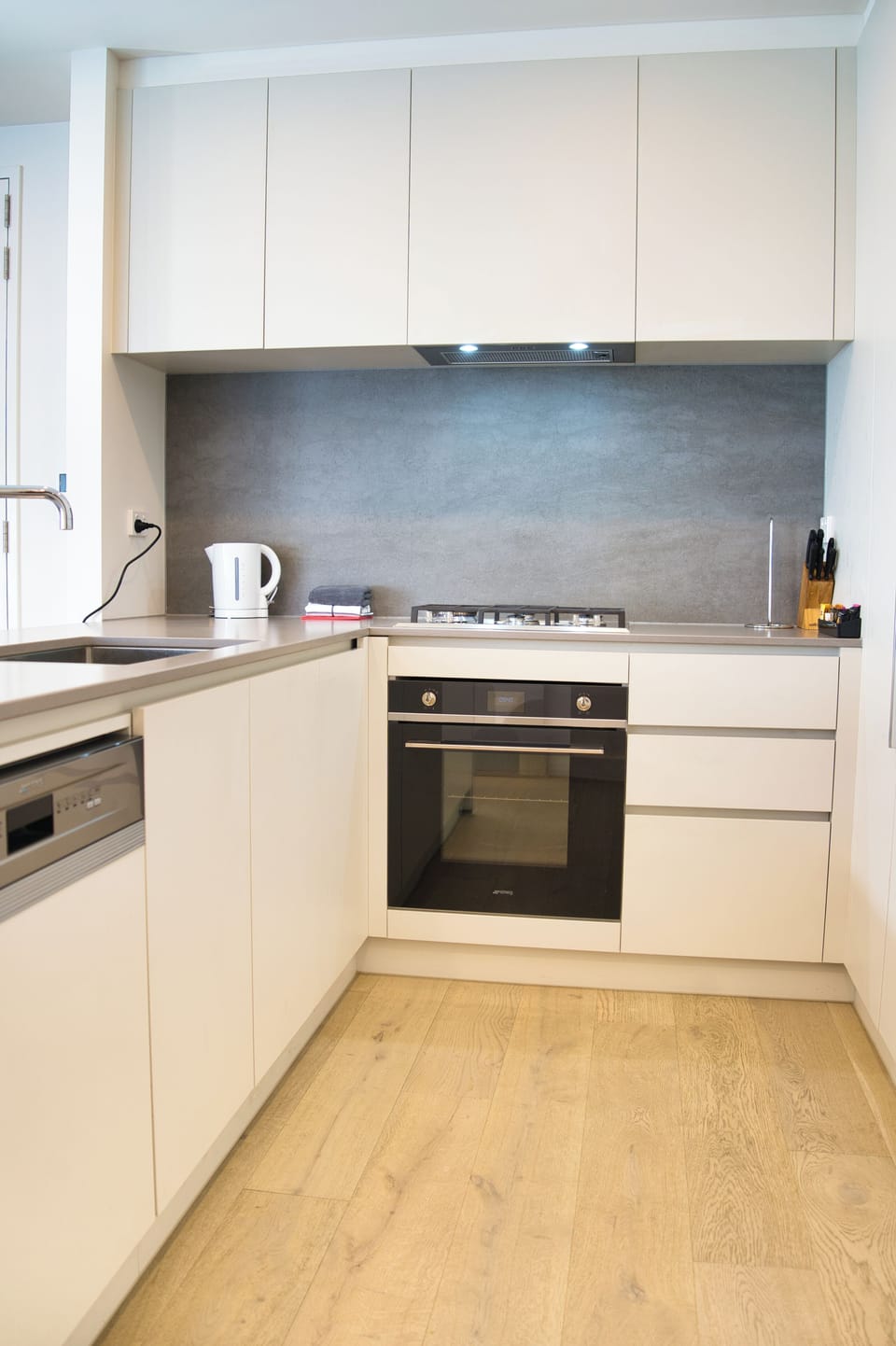 Apartment, 1 Queen Bed, Non Smoking, Kitchen | Private kitchen | Electric kettle, dining tables