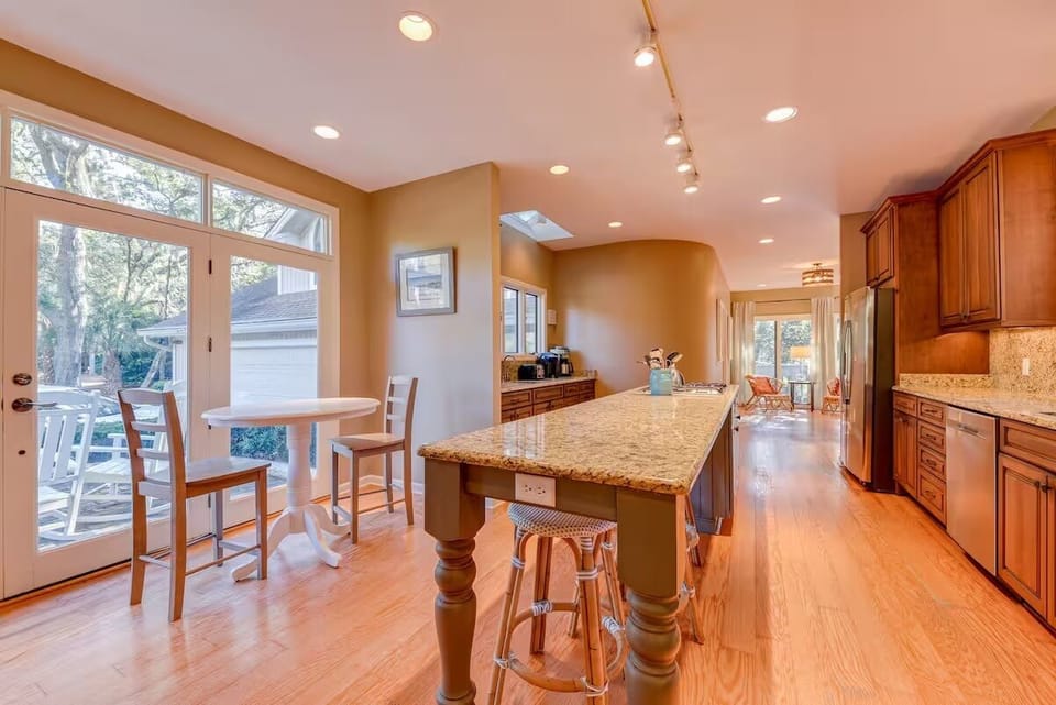 Open and airy kitchen, great for entertaining