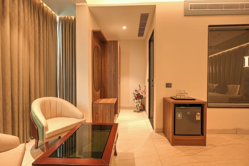Executive Room, Bathtub, City View | Desk, laptop workspace, soundproofing, free WiFi