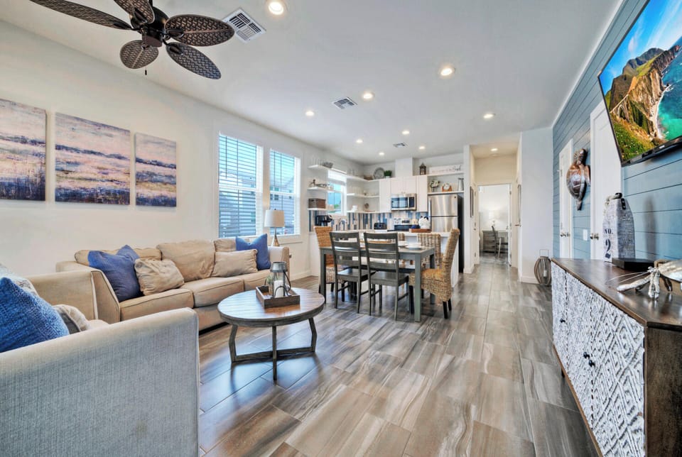 Living room and dining area. (Bluegrass Breeze)