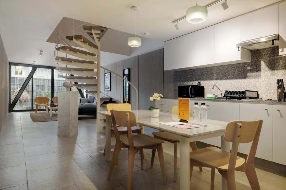 Dining Area & Fully Equipped Kitchen