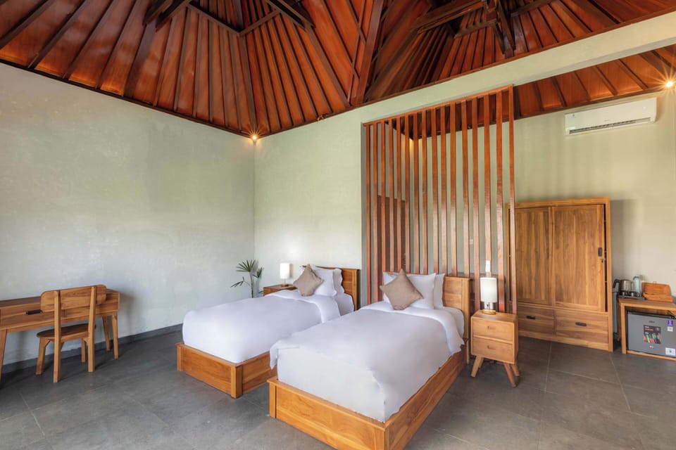 Bungalow, 2 Twin Beds, Pool View | Minibar, desk, free WiFi, bed sheets