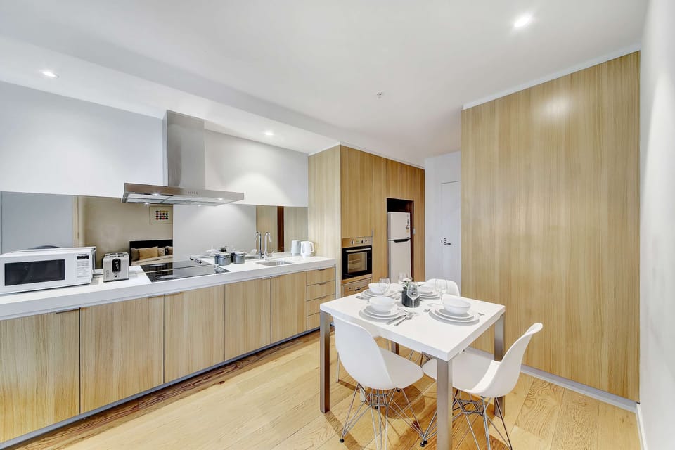 An equipped kitchen and dining area.
