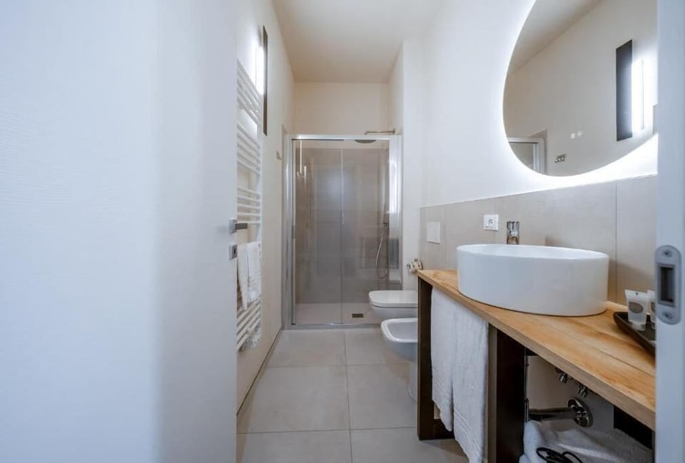 Superior Room, Balcony | Bathroom | Shower, towels, soap, shampoo