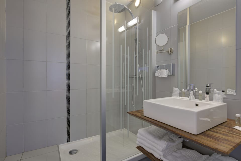 Shower, free toiletries, hair dryer, towels