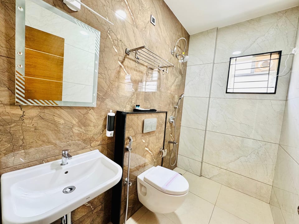 Presidential Double Room | Bathroom | Shower, rainfall showerhead, slippers, shampoo