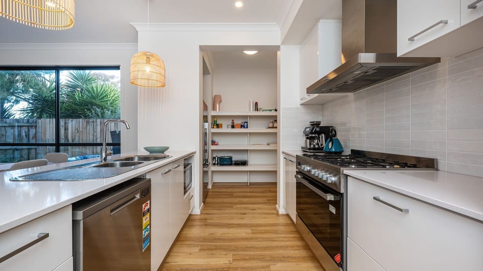 Well eqipped kitchen & butlers pantry