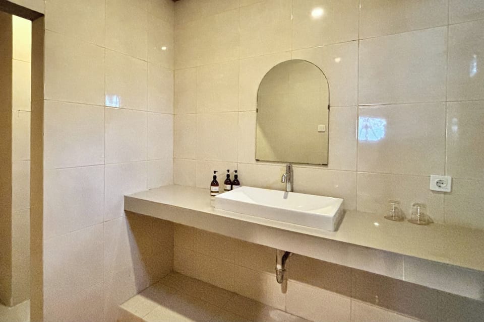 Room, 1 Bedroom | Bathroom | Shower, free toiletries, towels