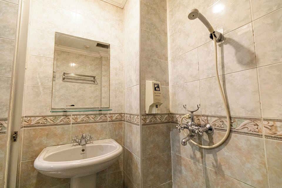 Standard Double Room | Bathroom | Shower, rainfall showerhead, hair dryer, towels