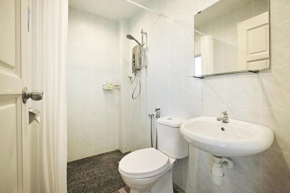 Shower, free toiletries, hair dryer, towels